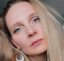 Lisa Divine - Pin 700784- specialises in tarot, psychic, angel-cards, spirit-coach readings